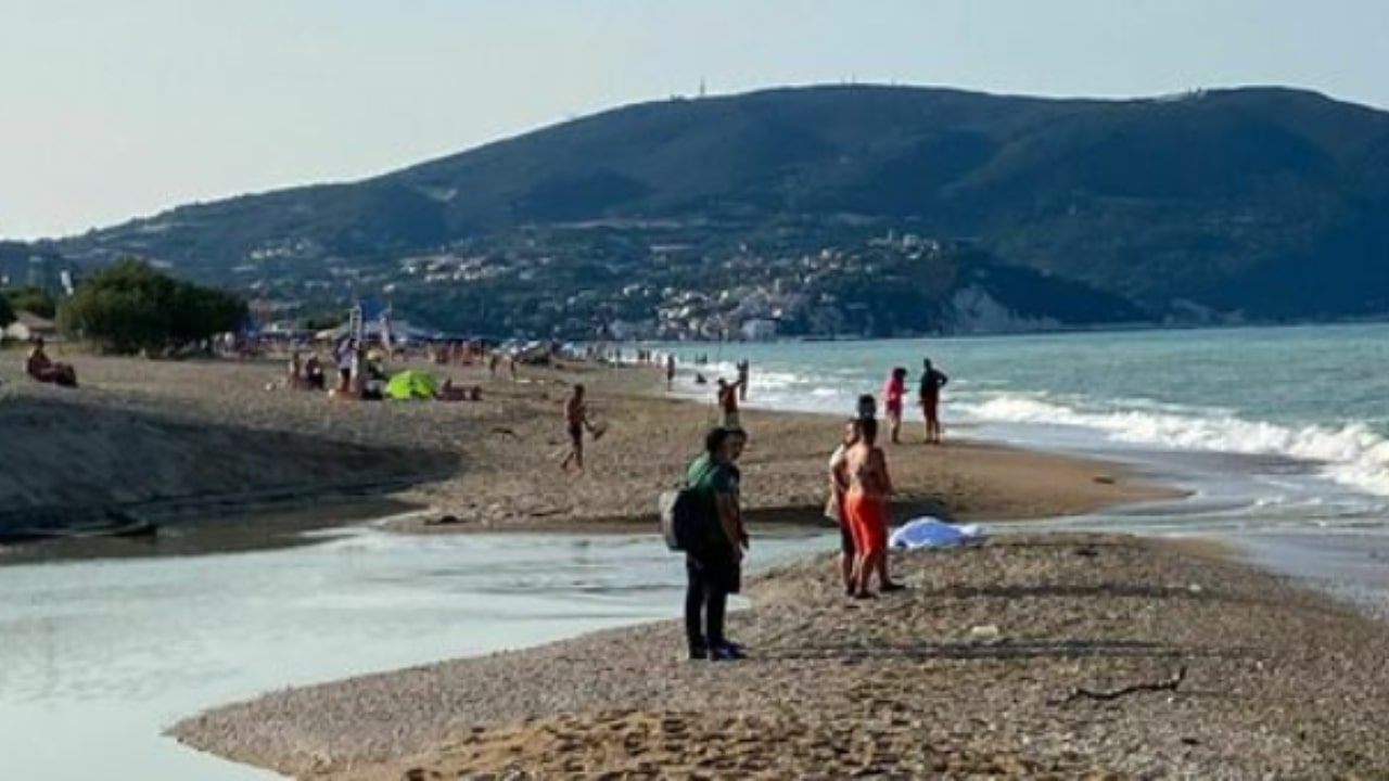 Uomo colto da malore muore in spiaggia