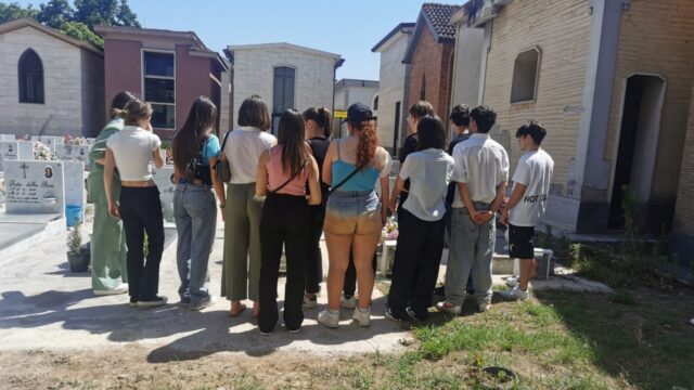 Il commovente gesto di una classe di quinto liceo per la loro amata professoressa scomparsa troppo presto. La collega: “Michela, abbiamo fatto un buon lavoro”