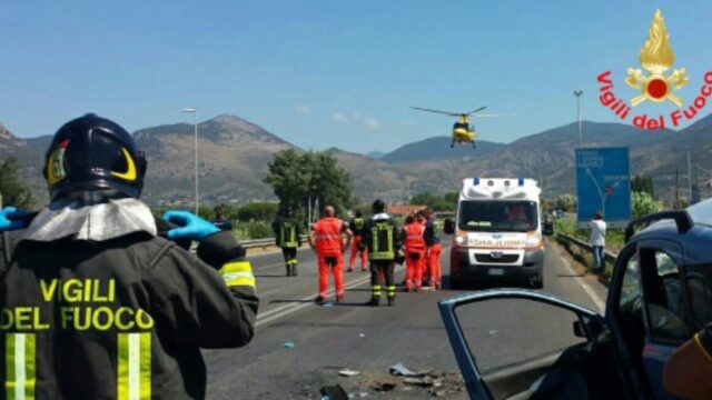 Incidente stradale lungo coinvolti padre e figlio: il bilancio è drammatico