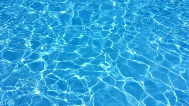 Tragedia di Ferragosto, bimbo di 7 anni perde la vita in piscina: dove e cosa è successo 