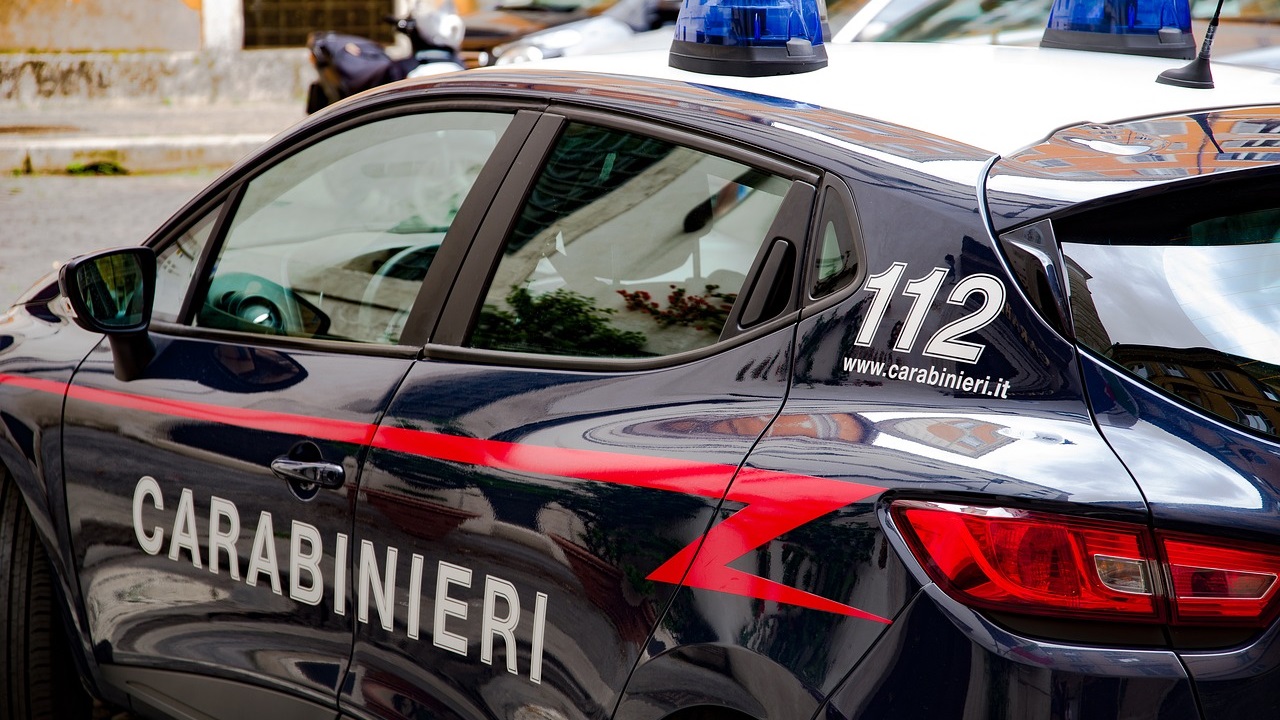 pattugli di carabinieri tenta di salvare aspirante suicida