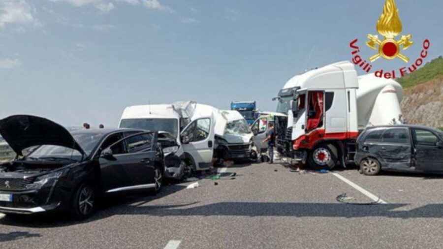 Incidente mortale, un camion e sette veicoli coinvolti Eboli