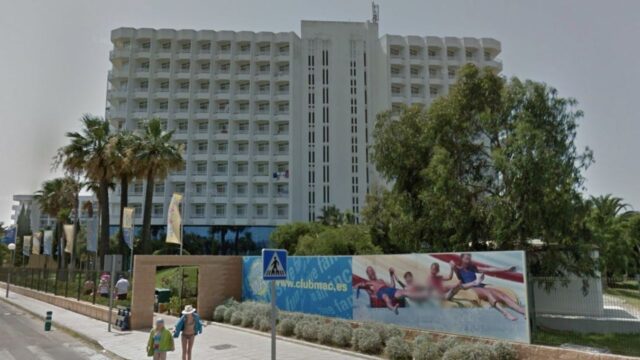 Tragedia in vacanza, bimba cade dal settimo piano dell’hotel: dove e cosa è successo 