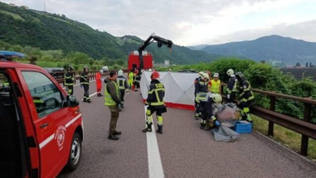 Drammatico incidente sull’A22, una 24enne è morta sul colpo dopo lo scontro con un tir fermo nella piazzola di sosta