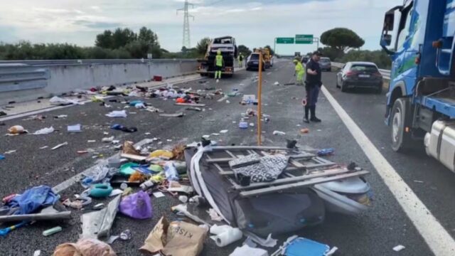 Tragedia in autostrada, van si ribalta durante sorpasso: il bilancio è drammatico, coinvolti anche due bambini