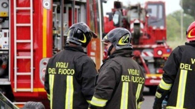 Hanno perso la vita mentre stavano salvando una famiglia da un incendio: chi erano i vigili del fuoco Nicola e Giuseppe e cosa è successo