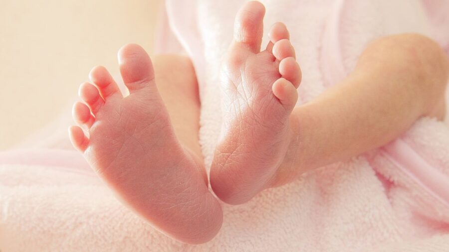 Bambino di 8 mesi muore in casa