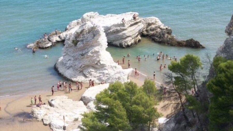 Tragedia a mare, turista annega nuotando con la moglie a Vieste