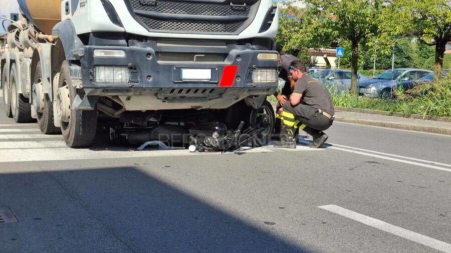 Incidente stradale, l'impatto con un camion causa la morte del motociclista