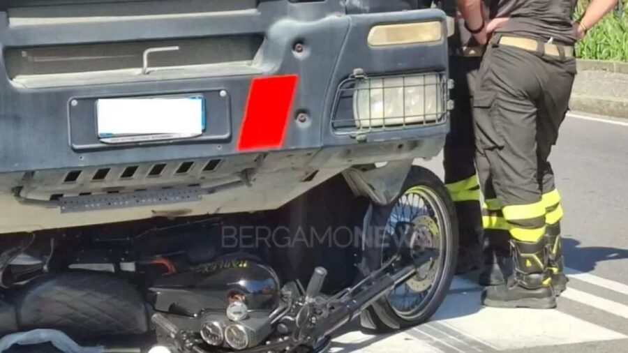 Incidente stradale, l'impatto con un camion causa la morte del motociclista