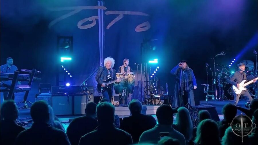 Toto, il musicista della band americana ha un malore sul palco