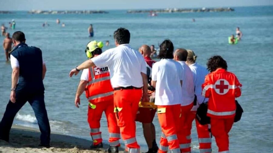 Tragedia a mare, turista annega nuotando con la moglie a Vieste