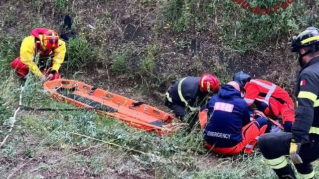 Tragedia in vacanza, cade in un burrone con la sua auto, l’impatto non gli ha lasciato scampo, il dramma davanti agli occhi dell’amica: dove e cosa è successo 