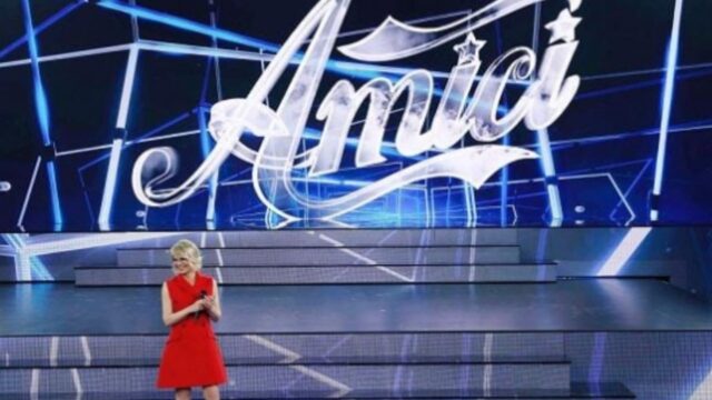 “Se ne va lui” il professore di Amici di Maria De Filippi Amici dice addio al programma: il sostituto è un volto noto