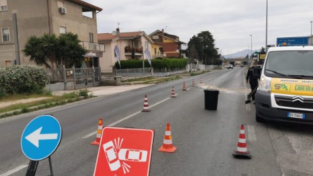 Scontro tra un camion e una moto, ragazza di 19 anni è morta sul colpo, la dinamica è tragica: dove e cosa è successo 