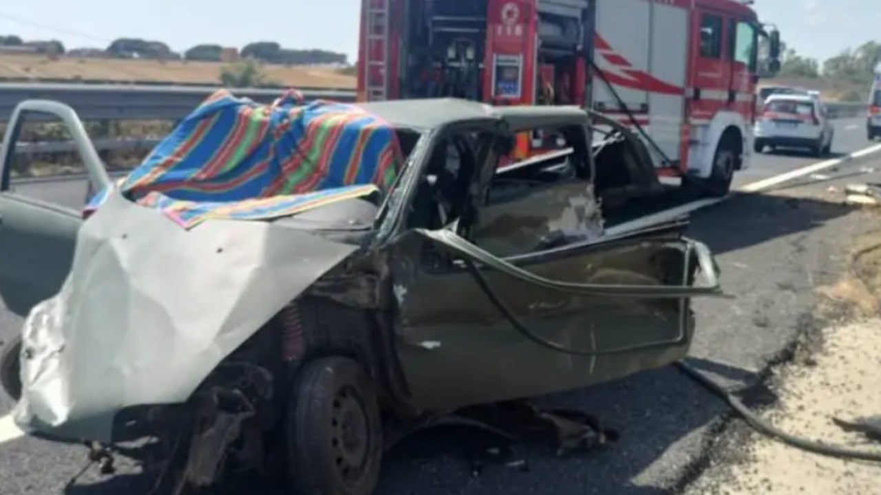 Vettura si schianta in autostrada