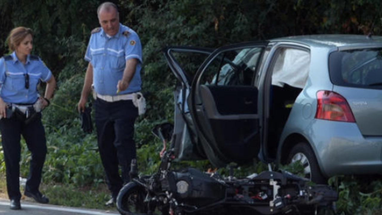 Cernusco sul Naviglio: car and motorbike collide