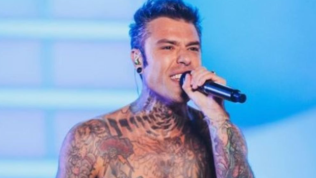 “Vuole cantare con lui e dedicare il pezzo a Chiara” Fedez sceglie con chi duettare alla serata cover a Sanremo: la canzone sarà proprio quella