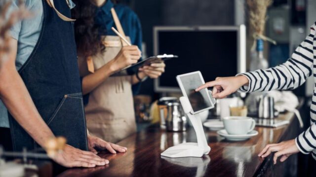 “Il barista non aveva capito” 13 enne beve una cioccolata calda poi la tragedia: dove e cos’è successo