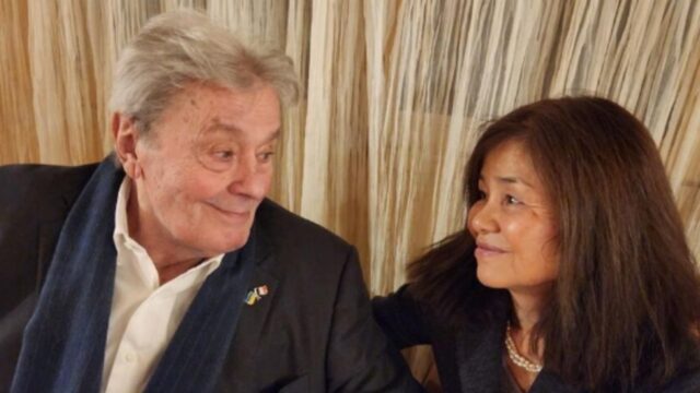 “Cosa mi hanno fatto i suoi figli” Le dure parole della compagna di Alain Delon contro la famiglia dell’attore