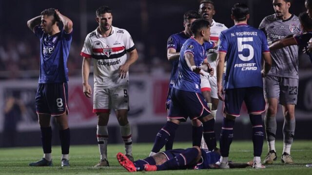 Tragedia in campo, si accascia durante la partita e muore: calcio in lutto, il campione aveva solo 27 anni