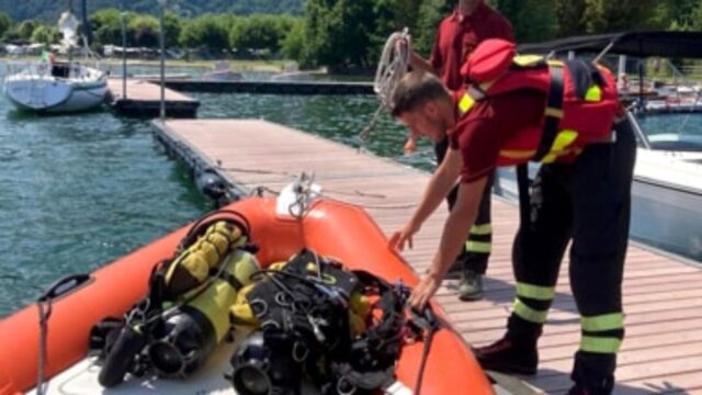 Si tuffa in acqua ma non riemerge, il tragico epilogo dopo l’arrivo in ospedale: dove e cosa è successo 