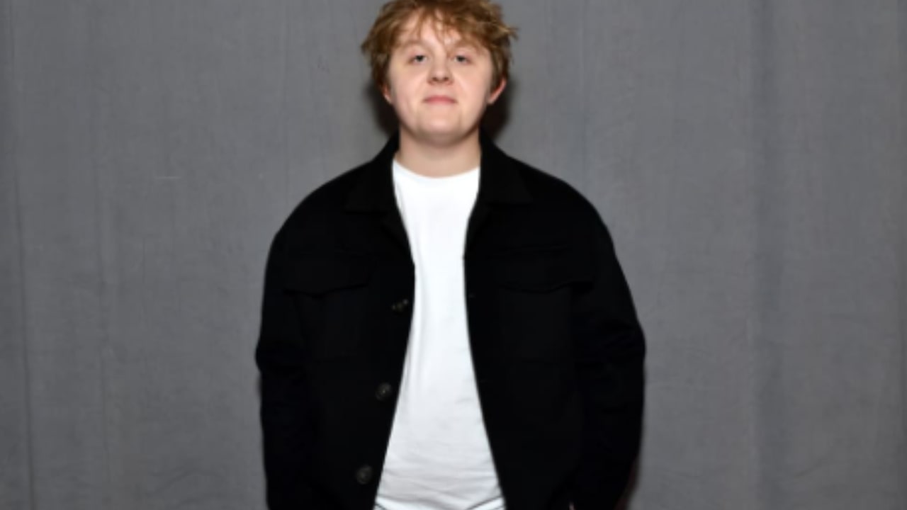 Lewis Capaldi è tornato single