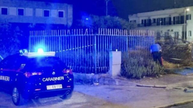 Incidente stradale, l’auto si ribalta e si schianta contro un cancello: il bilancio è drammatico