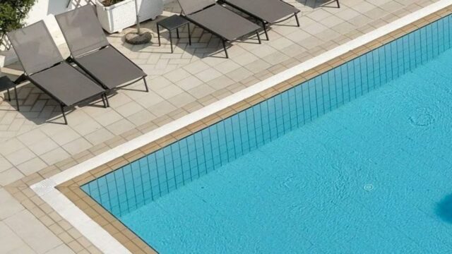 Si tuffa nella piscina di casa sua, ma il gesto è stato fatale: inutili i soccorsi