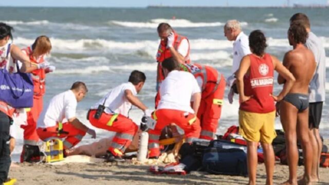 Bimba di due anni rischia di affogare, uno sconosciuto la salva tempestivamente: il malore subito dopo