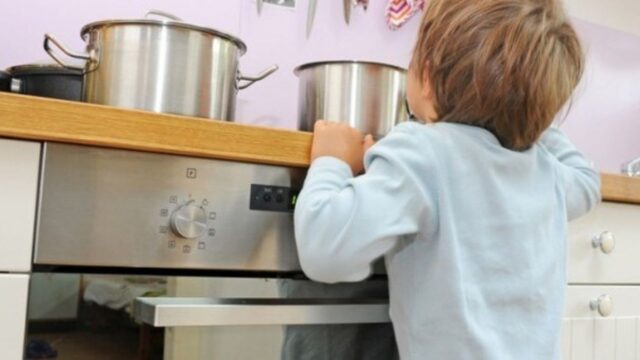 Bambina di 3 anni si rovescia una una pentola bollente addosso: quali sono le sue condizioni