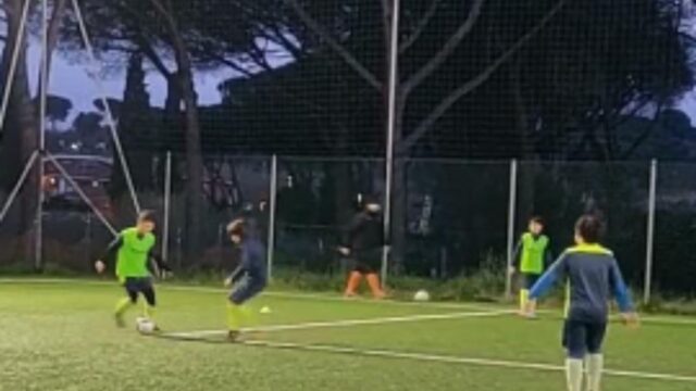 Bambino di 10 anni viene accoltellato mentre gioca a calcio: è caccia al killer