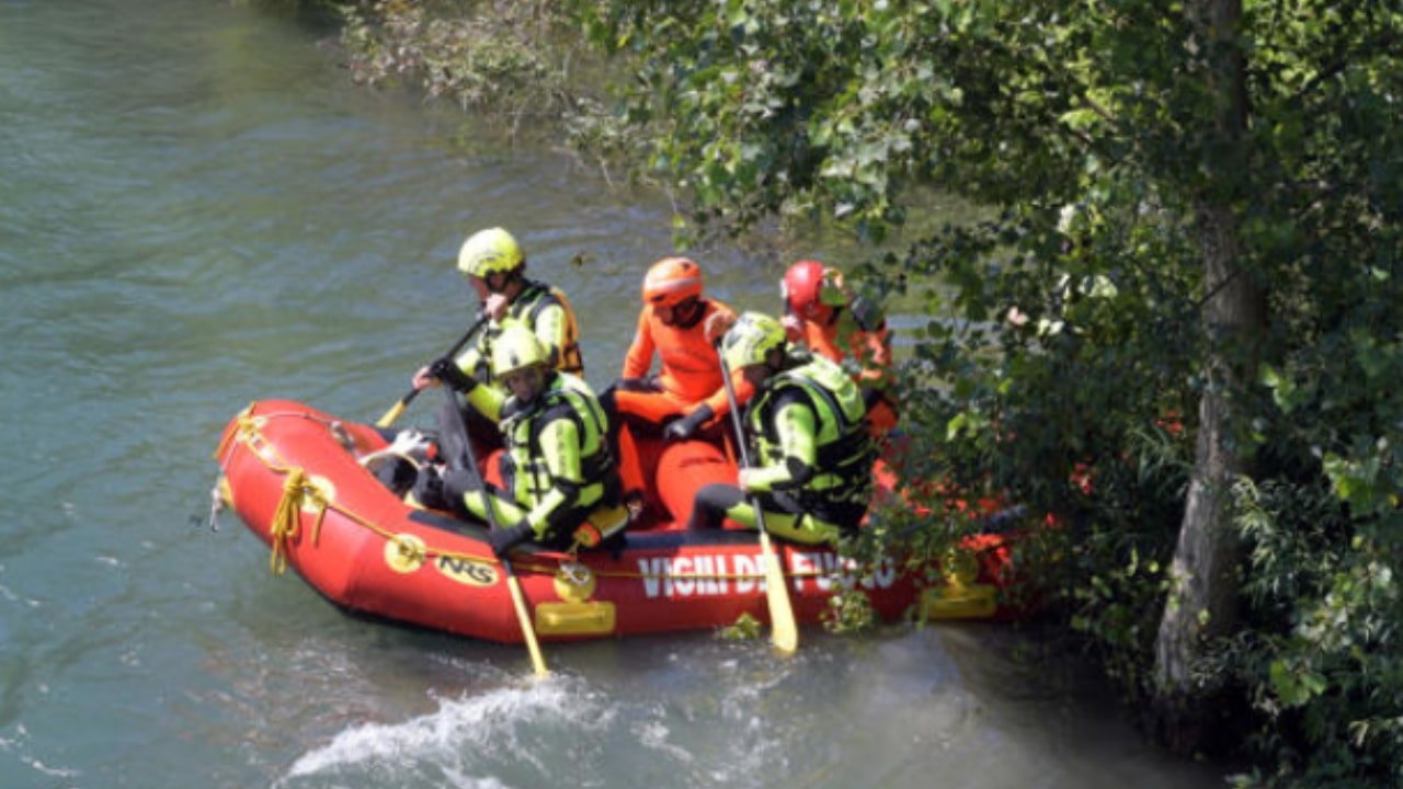 Torrente Agogna: two boys bathe but one disappears