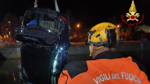 Vettura cade da un ponte dopo aver sfondato il guardrail, il bilancio è tragico: dove e cosa è successo