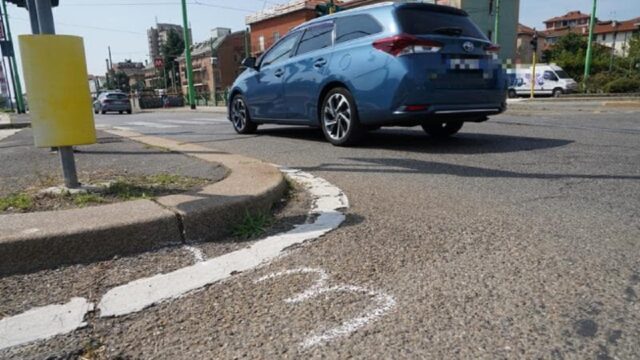 Investe un ciclista in pieno centro e scappa: le sue condizioni sono disperate. Dove e cosa è successo