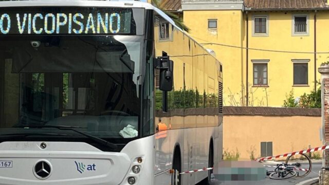 Gravissimo incidente stradale, ciclista travolto da un bus, la dinamica è tragica: dove e cosa è successo 