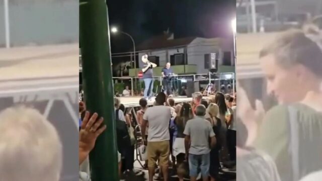 Paura durante il concerto: il famosissimo cantante cade durante l’esibizione, una barra del palco si spezza all’improvviso