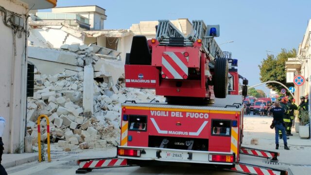 Un improvviso boato e poi il crollo nella notte: crolla un negozio di articoli per la casa. Dove e cos’è successo