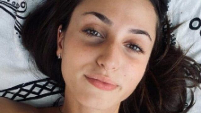 Lacrime, dolore e commozione nell’ultimo straziante addio a Camilla Cecconi: il gesto dei suoi amici all’uscita della bara