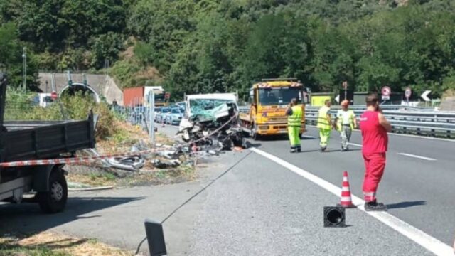 Violento scontro tra due furgoni sull’A12, 26enne muore sul colpo: la scoperta degli agenti quando lo hanno tirato fuori dal veicolo