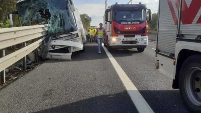 Domenica di sangue in autostrada, tir si schianta contro un guardrail: il bilancio è gravissimo