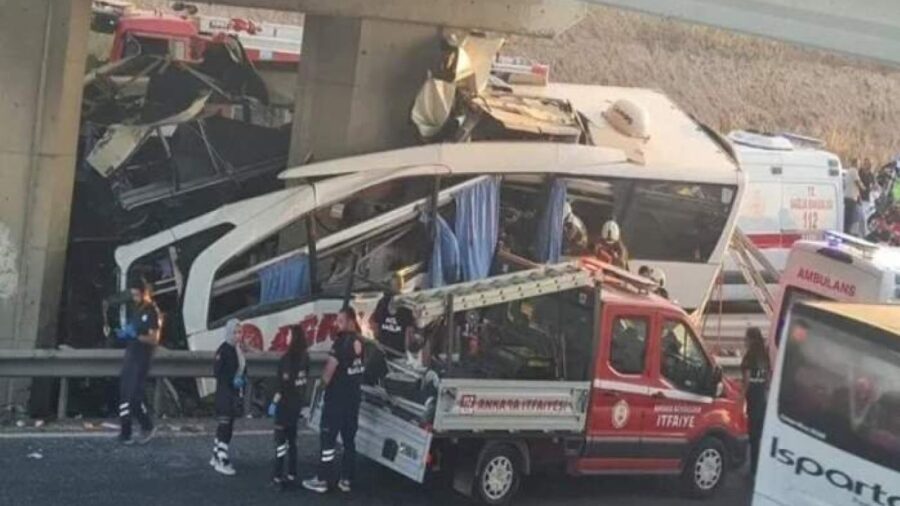 Grave incidente, bus si schianta contro un pilone in autostrada