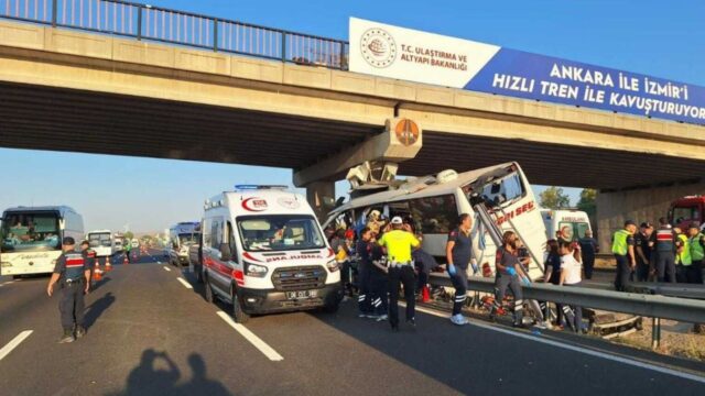 Terribile incidente in autostrada per un bus, lo schianto è stato fatale, il bilancio è tragico. Dove e cosa è successo 