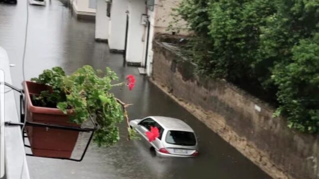 Il maltempo piega in due la Regione: strade chiuse, allagamenti e numerosi interventi della protezione civile. C’è paura in città