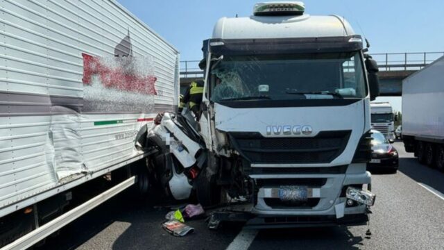 Auto schiacciata tra due camion in autostrada, morti sul colpo marito e moglie