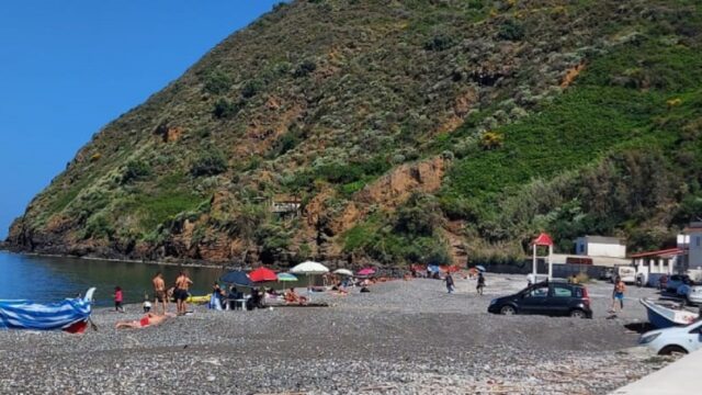 Tragedia in spiaggia, Elio muore davanti agli occhi dei figli piccoli: dove e cosa è successo 