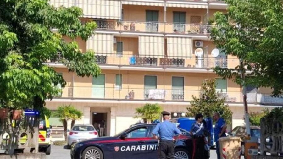 rivolta bormida, uomo spara al figlio disabile e alla moglie