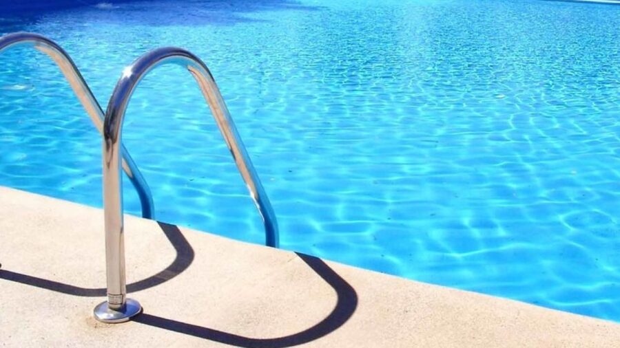 privo di sensi sul fondo della piscina, ragazzino ricoverato