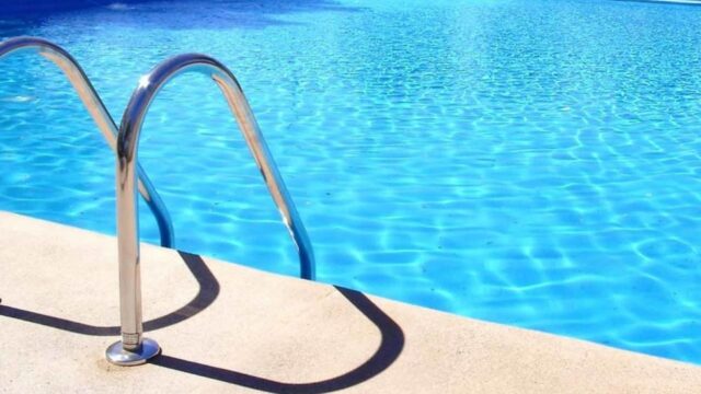 “Era in arresto cardiaco”, ragazzino di 13 anni trovato sul fondo della piscina: cos’è successo