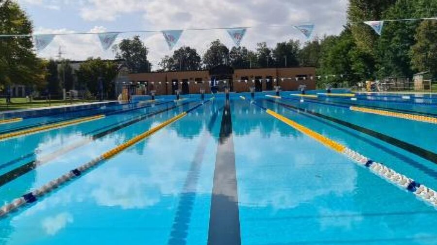 privo di sensi sul fondo della piscina, ragazzino ricoverato